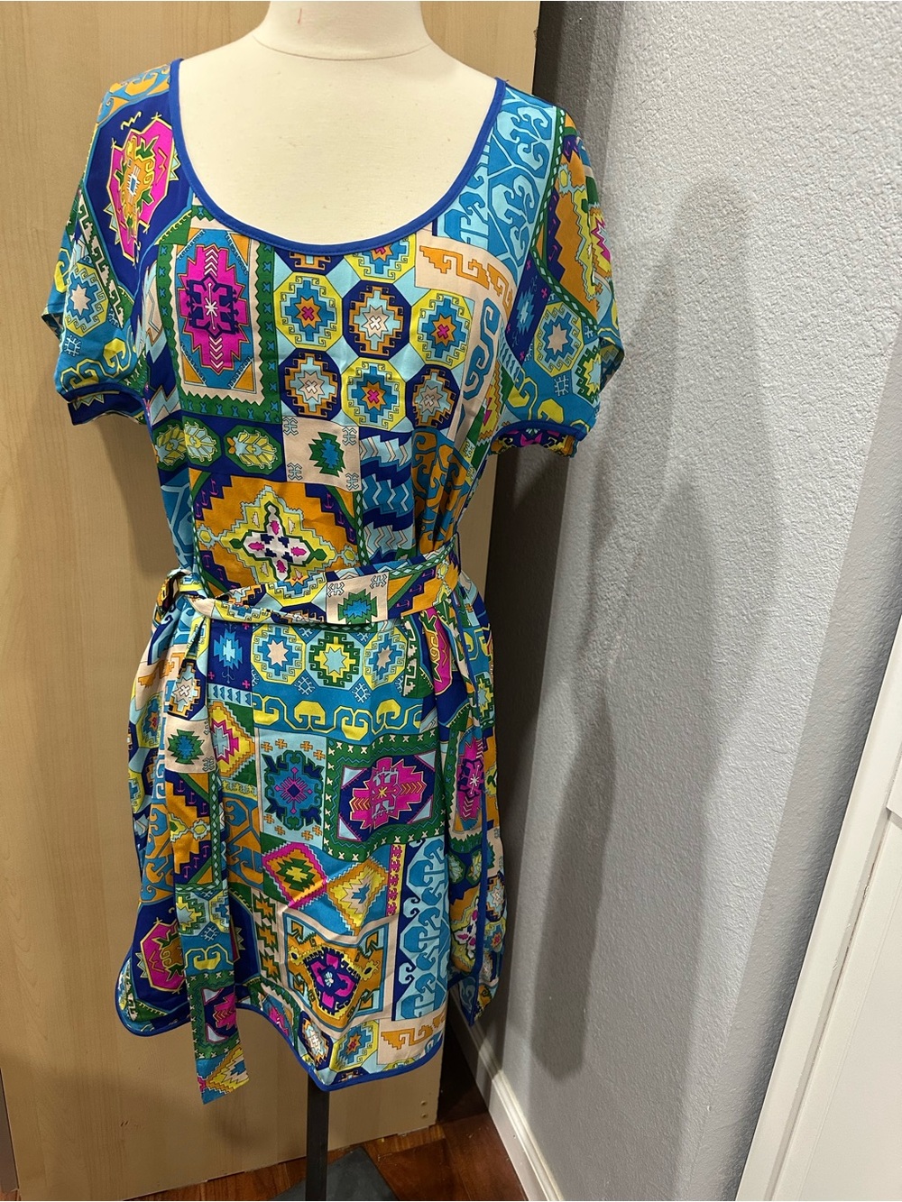 TRINA TURK Bright Multi Aztec Print Short Sleeve Self Belt Silk Dress Sz 10